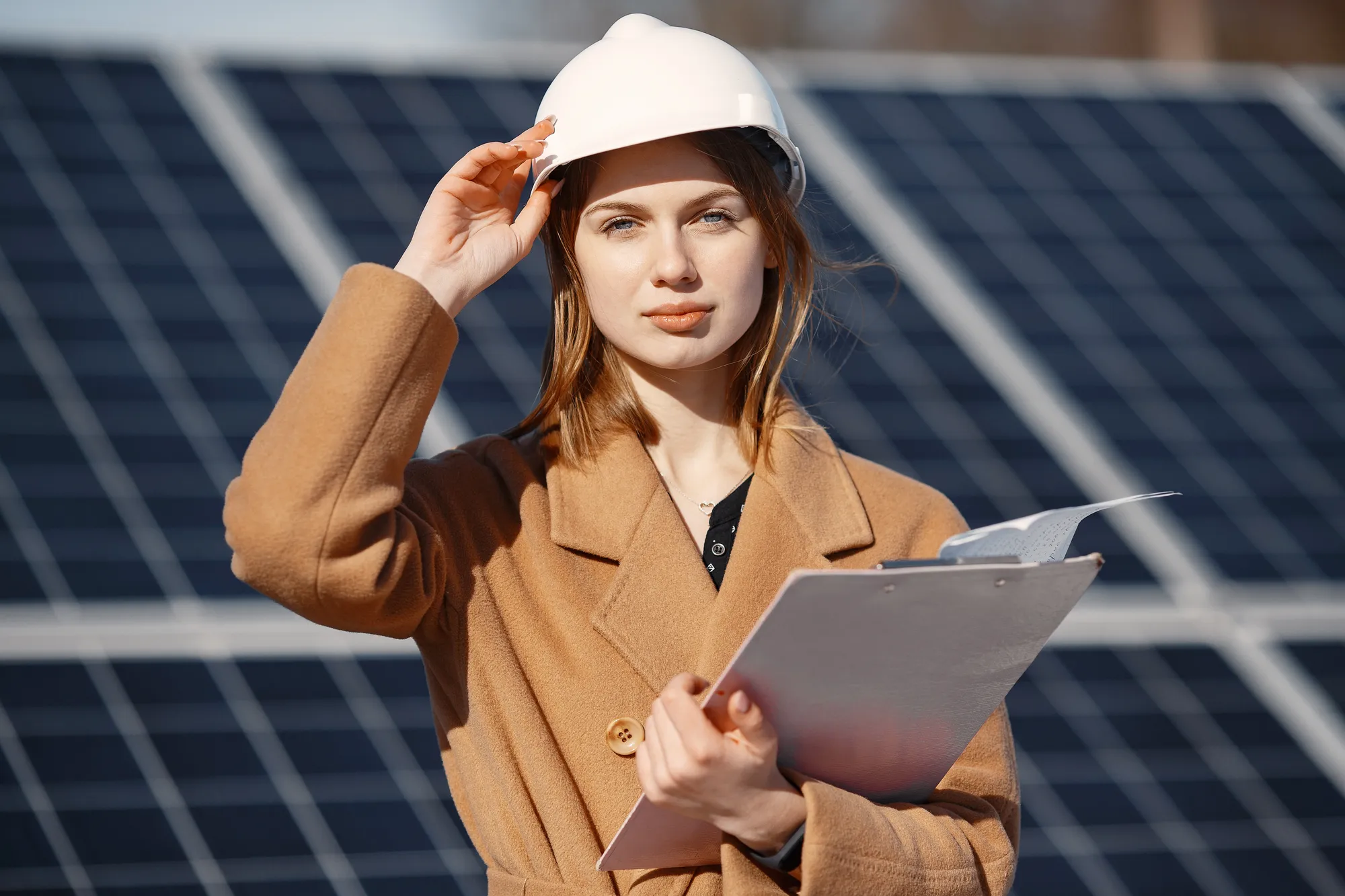 Photo d'une personne travaillant sur l'installation de panneaux photovoltaïques