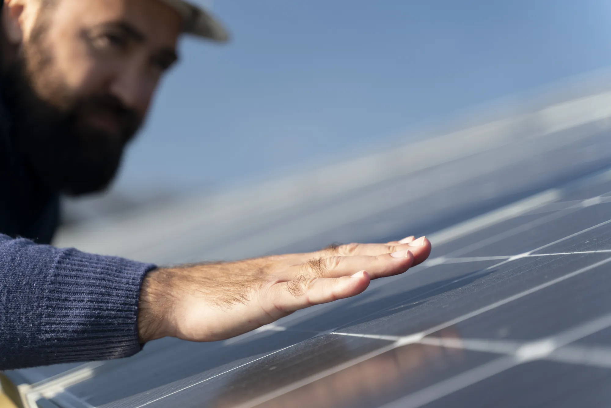 Photo d'une personne travaillant sur l'installation de panneaux photovoltaïques